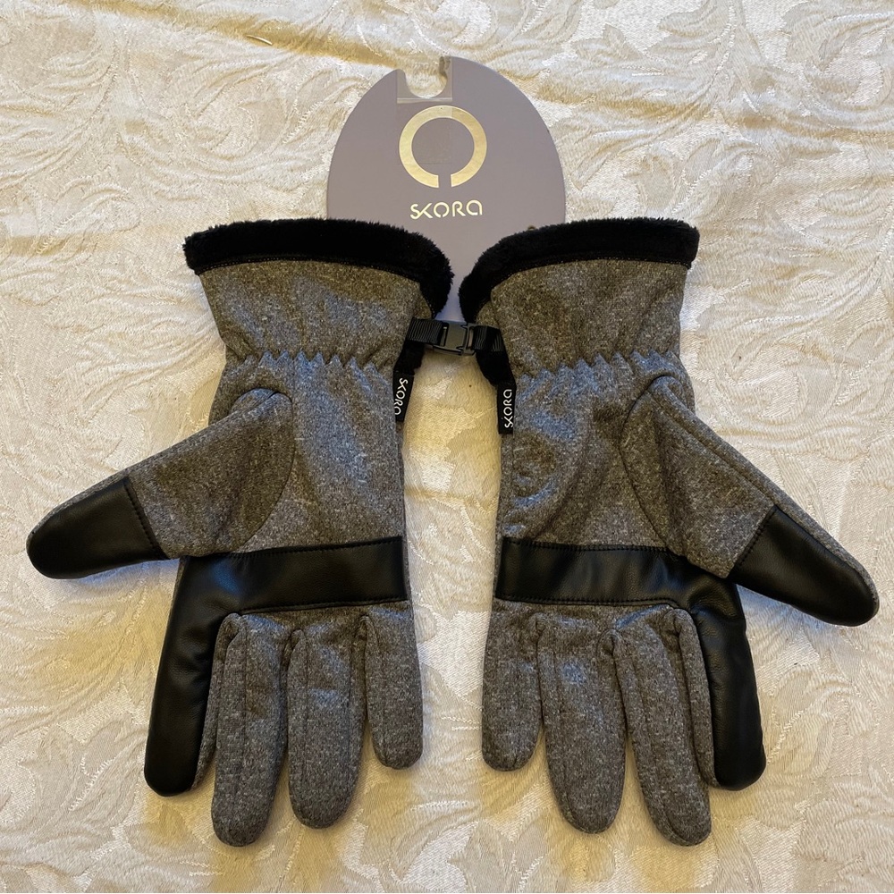 Skora Women's Gray and Black Gloves
